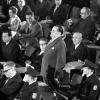 Der erste Auschwitz-Prozess im Plenarsaal der Frankfurter Stadtverordnetenversammlung wird eröffnet. In der ersten Reihe sitzt der Angeklagte Victor Capesius (mit dunkler Brille), hinter ihm steht der Angeklagte Oswald Kaduk. (zu dpa: «Als die Täter von Auschwitz in Frankfurt vor Gericht kamen»)
