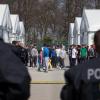 Polizisten vor einer Flüchtlingsunterkunft in Hamburg-Harburg: Bei einer Schlägerei gingen hier dutzende Flüchtlinge mit aus Bettgestellen gebastelten Knüppeln aufeinander los. 