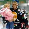 Eishockey DEL Männer, Panther-Krefeld 26.9.2004Rick Girard mit Tochter Kirstin