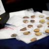 Sichergestellte Münzklumpen werden während einer Pressekonferenz präsentiert.