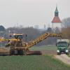  Die „Lademaus“ wechselt ständig ihre Standorte. Von Weitem ist die Rübenabfuhr zwischen Bergheim und Irgertsheim zu erkennen.