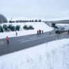 Zu Beginn der Protestwoche startet ein Traktoren -und LKW-Konvoi nach München. Etliche Landwirte und Spediteure blockieren mit ihren Fahrzeugen die beiden Kreisverkehre an der A96.