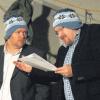 In Anhänger des Eishockey-Teams „Wild Wings“ verwandelten sich die Krimi-Autoren Alexander Rieckhoff (rechts) und Stefan Ummenhofer beim Vortrag einer Passage aus dem Krimi „Strafzeit“. 
