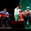 Gitarrenvirtuose Amati Schmitt (links) bekam beim Django Reinhardt Festival den Nachwuchspreis verliehen, am Kontrabass Gino Roman, rechts Bobby Guttenberger an der Rhythmusgitarre. 	