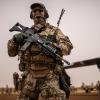 Ein Soldat der Bundeswehr steht am Stützpunkt in Niger, das zum Einsatzgebiet der Mali-Mission gehört. Die Debatte über einen Abzug deutscher Truppen aus dem Krisengebiet schwelt weiter.  