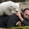 Weil Knut von seiner Mutter Tosca verstoßen wird, zieht Pfleger Thomas Dörflein den kleinen Eisbären mit der Flasche groß.