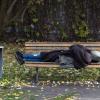 Ein auf einer Parkbank schlafender Mann in Herrsching ist bestohlen worden. 