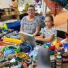 Beim Herbstmarkt gab es auch Strick- und Häkelwaren im Angebot: Unser Bild zeigt Renate Luyben mit Enkelin Nina.