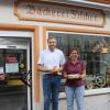 Semmeln und Brot aus unterschiedlichen Mehlsorten sowie Brezen gibt es schon seit 60 Jahren bei der Bäckerei Fischer zu kaufen. Damit erhält die Familie eine lange Handwerkstradition aufrecht. Bernhard und Andrea Fischer, hier vor ihrer Bäckerei im Hinteranger, feiern am 10. und 11. November mit Kunden 60-jähriges Bestehen.