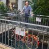 Marcus Frank kann es nicht verstehen, warum das Fahrrad in der Augsburger Altstadt nicht mehr ins Wasser gehängt werden darf. 