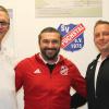 Abteilungsleiter Holger Sauter (rechts) und sein Stellvertreter Hartwig Metzger (links) begrüßen Salih Yilmaz als neuen Trainer beim SV Fuchstal.