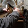 Ein bislang unbekannter Täter brach  in der Petersberger Basilika vier Opferstöcke auf.