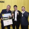 Das Augsburger Inklusions-Hotel einsmehr hat den ADAC Tourismuspreis 2023 gewonnen. Die Auszeichnung nahmen Jochen Mack, Philipp Orenic und  André Preißler entgegen (von links).
