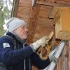 Die Naturschützer vom Projekt Artenvielfalt, hier Joachim Strobel, pflegen die Nistkästen im Schacky Park und schaffen so attraktiven Wohnraum für das Frühjahr.