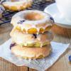 Backen Sie mit diesem Rezept Blaubeer-Donuts.