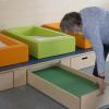 Bis zu 15 Kindern bietet ein Schlafraum Platz. Es gibt Schaumstoffbetten, ausziehbare Schubladenbetten und Schlafkörbchen, zeigt Kita-Leiterin Petra Fälschle.