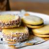 Mit dem Rezeptkönnen Sie Alfajores de maicena backen.