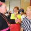 Bischof Bertram Meier war 2020 zu einem kurzen Besuch in Neuburg bei den Elisabethinerinnen. Hier spricht er mit Pfarrhaushälterin Josefine Maier (rechts) und Kreispolitikerin Elfriede Müller (Mitte). 	