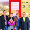 Die Geschäftsführer und Oberbürgermeister Gerhard Jauernig freuen sich gemeinsam über 125 Jahre Modehaus Schild in Günzburg. Der OB gratulierte der Geschäftsführung mit einem farbenfrohen Blumenstrauß. Im Foto (von links) Hans-Peter und Susanne Ganser, Barbara Imig und Gerhard Jauernig. Foto: Stadt Günzburg