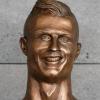 Die Büste von Fußballstar Cristiano Ronaldo in Funchal (Madeira) wirkt etwas schräg. Im Netz wird darüber gespottet.