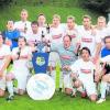 Das Babenhauser Meisterteam, stehend von links: Michael Karl, Ersatztorhüter Holger Karl, Jochen Marksteiner, Jürgen Fischer, Yves Schlegel, Thomas Gleich, Sebastian Ganser, Michael Dreyer, Ingo Speiser, Dominik Rehder, Johannes Vogt, Abteilungsleiter Siggi Moosmann. Kniend von links: Betreuer "Stani" Graf, Stefan Schlögel, Michael Popp, Torhüter Jürgen Wagner, Lothar Singer, Spielertrainer Robert Manz, Manuel Hust. Auf dem Bild fehlt: Ralf Merk. Foto: TSV Babenhausen