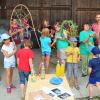 Spiel, Spaß und Spannung beim Ferienspaß in Osterberg: Mitglieder des Gartenbauvereins helfen Kindern beim Anfertigen von Spinnennetzen. 