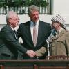 Berühmter Handschlag: Der israelische Ministerpräsident Izchak Rabin und der Vorsitzende der Palästinensischen Befreiungsorganisation PLO Jassir Arafat mit US-Präsident Bill Clinton am 13. September 1993 in Washington. 