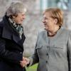 Theresa May und Kanzlerin Angela Merkel bei ihrer Krisenreise auf den Kontinent. 