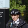 Eine Polizeibeamtin steht im Cator Park in Kidbrooke, Südlondon, in der Nähe des Tatorts, an dem die Leiche einer jungen Frau gefunden wurde.