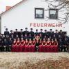 Eine stattliche Mannschaft ist die Freiwillige Feuerwehr Burgadelzhausen. Zum 140-jährigen Bestehen wird sie von Festdamen geziert. 	