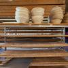 Leere Regale und Backformen stehen in einer Bäckerei: Viele Bäcker bangen angesichts der Energiepreis-Explosion um ihre Existenz.