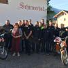 Die 16 Fahrer an ihrem Quartier, dem Schirmerhof in Natz in Südtirol, bei der diesjährigen Tour.