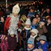 Der Besuch des Nikolauses war vor allem für die kleinen Besucher des Weihnachtsmarktes in Weisingen ein Höhepunkt. 	