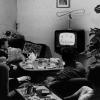 Früher scharte sich die ganze Familie ums Fernsehgerät, wie auf diesem Foto von Mitte der 1960er Jahre. Heute ist es häufig wieder so.