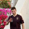 Gute gelaunt in der Wüste: Der deutsche Fußball-Nationalspieler Thomas Müller (FC Bayern München) hebt grüßend die Hand.