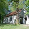 Die 1685 errichtete Herrgottsruhkapelle hoch über der Staudengemeinde Mickhausen wird immer wieder als Partytreffpunkt missbraucht. Margit Vogel und Bürgermeister Hans Biechele mit dem Gästebuch der Herrgottsruhkapelle, aus dem ganze Seiten herausgerissen und angezündet wurden. 	
