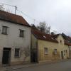 Diese drei Häuser in der Donauwörther Straße sollen umgebaut werden. Was sich daraus machen ließe, überlegen sich derzeit vier Architekturbüros im Rahmen eines Wettbewerbs. 