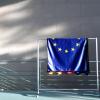 Im Bundeskanzleramt hängt die Fahne Europas über einem Ständer.