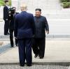 Eine Stolperschwelle markiert die Grenze des geteilten Korea: Diktator Kim empfängt US-Präsident Donald Trump, um die Wiederaufnahme ihrer Gespräche über ein Atomabkommen zu vereinbaren.