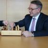 Ein Bild aus dem Jahr 2018: Karl-Heinz Brunner (SPD) und Georg Nüßlein (CSU) spielen Schach.