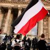 Bei der Demo zogen Teilnehmer vor den Reichstag - mit Reichsflagge.