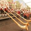 Beim Musikantenstammtisch 2023 auf der Krumbacher Festwoche standen beim Gemeinschaftschor 220 Musikerinnen und Musiker auf und vor der Bühne. Für eine zünftige Stimmung sorgte der Musikverein Edenhausen. Auch drei Alphörner waren dabei.