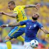 Der Italiener Simone Zaza (rechts) im Zweikampf mit Schwedens Victor Lindelof bei der EM 2016. Nun treffen die beiden Teams in den Play-offs für die WM in Russland aufeinander.