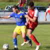 Über 90 Minuten machte Altisheim-Leitheim (in Rot) dem Bezirksliga-Absteiger Holzkirchen das Leben schwer. Der rächte sich mit zwei ganz späten Treffern.