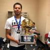 Ein stolzer Moment: Tyler Harvey mit dem Siegerpokal der Summerleague in der Kabine der Memphis Grizzlies.  	