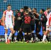 Ein Münchner trifft gegen die Bayern im Spitzenspiel: Leverkusens Josip Stanisic (3.v.l) jubelt mit Teamkameraden über sein Tor zum 1:0.