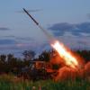 Ein Mehrfachraketenwerfer der ukrainischen Armee feuert Raketen auf russische Stellungen in der Nähe von Bachmut.