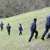 Polizeibeamte durchsuche ein Waldstück am Rande von Waldshut (Baden-Wuerttemberg) nach Leichenteilen. 