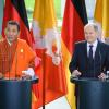 Bhutans Ministerpräsident Lotay Tshering (l) und Bundeskanzler Olaf Scholz äußern sich bei einer Pressekonferenz im Bundeskanzleramt.