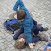 Diese zwei Jungs raufen nur für die Kamera des Fotografen. Doch in Wirklichkeit ist die Zahl der gefährlichen Körperverletzungen an bayerischen Schulen um 20 Prozent gestiegen. Das Kultusministerium und der Lehrerverband BLLV streiten über die nötigen Konsequenzen.